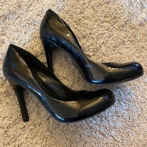 Jessica Simspon black pumps